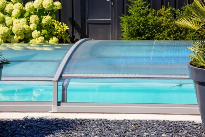 Rénovez votre piscine avec du révêtement adhésif - DKN Conseil Rénovation